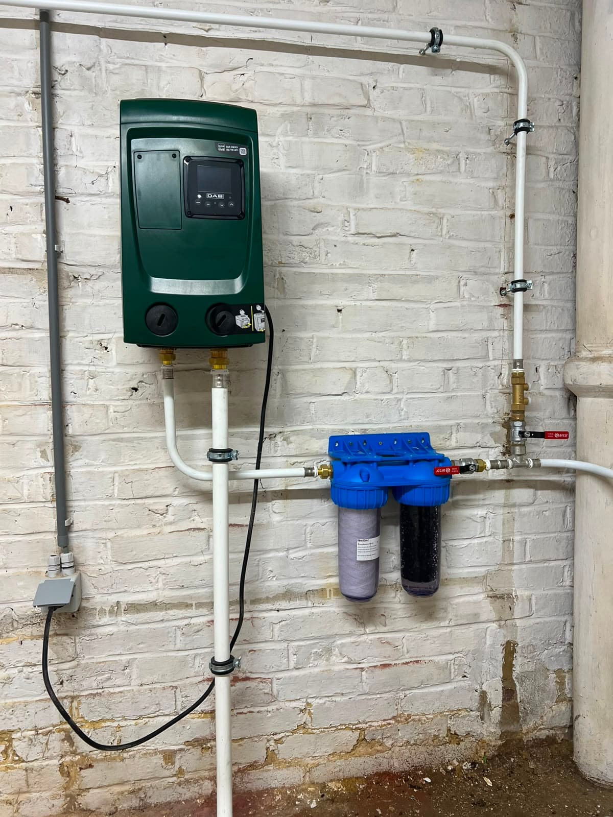 Installation technique murale avec raccordements et filtration