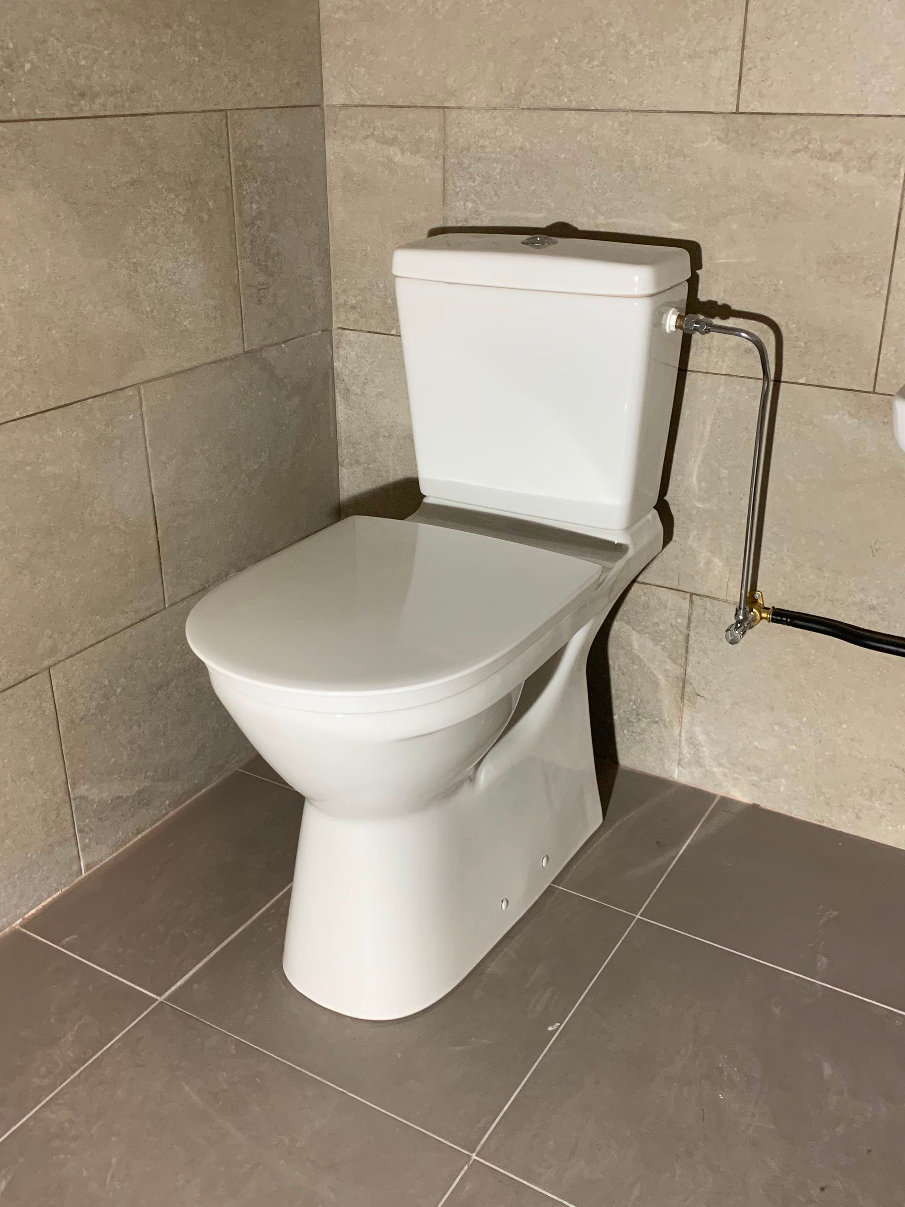 Équipement sanitaire installé dans un espace carrelé