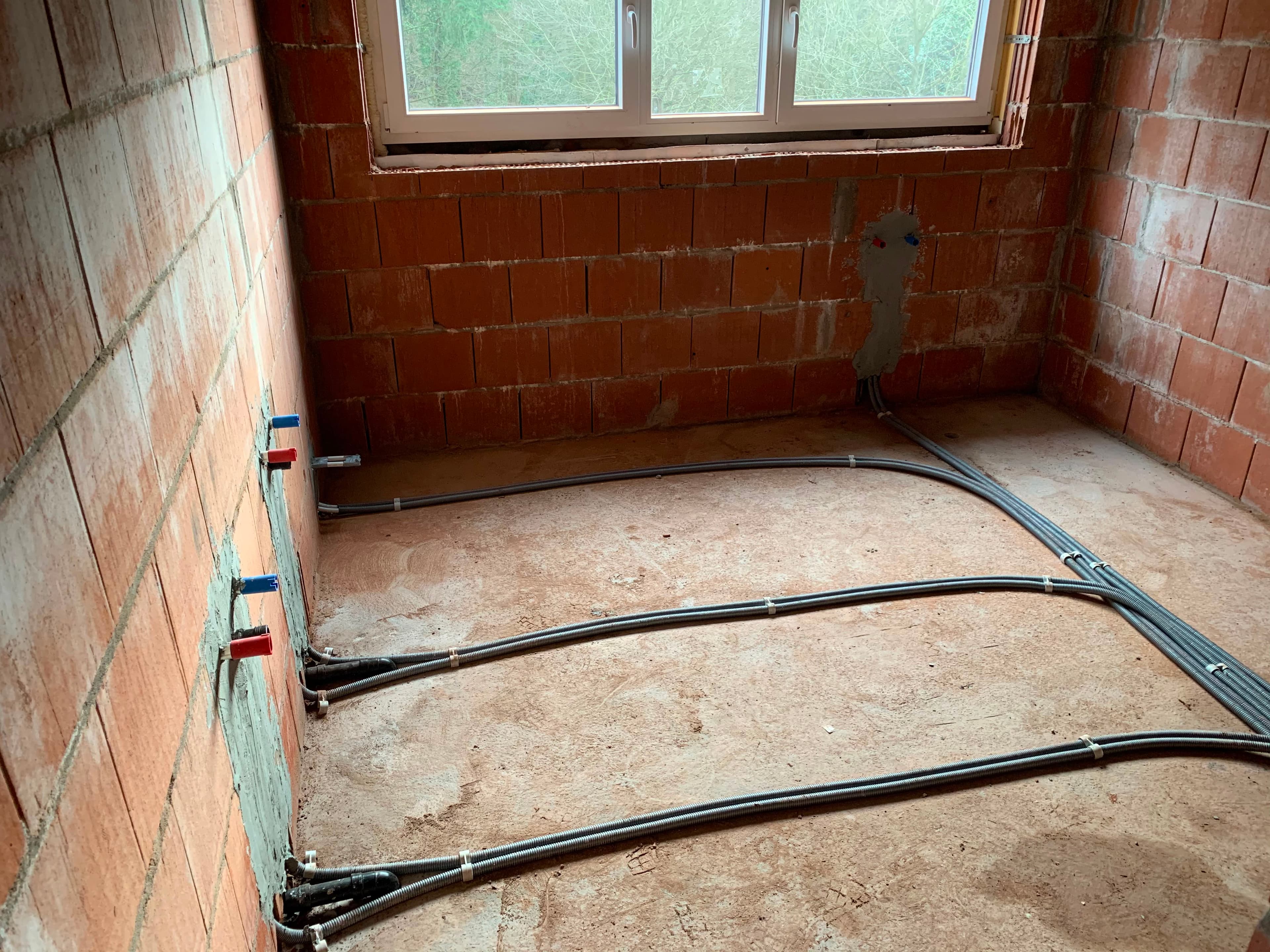 Réseaux préparés dans une pièce en chantier