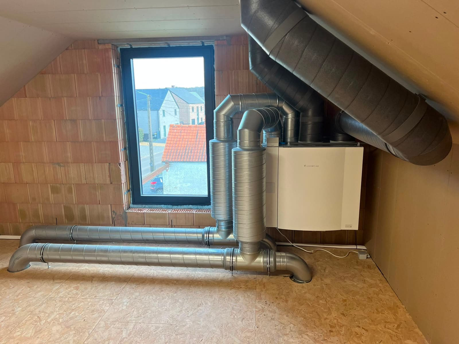 Réseau de ventilation installé sous toiture