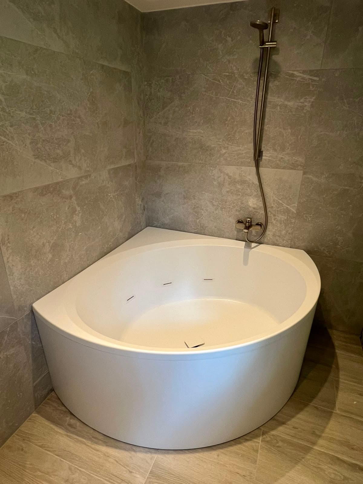 Baignoire d’angle et robinetterie murale