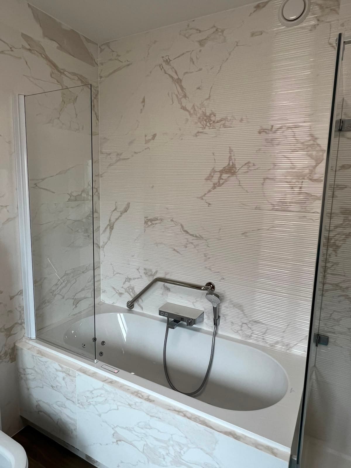 Baignoire et robinetterie dans une salle de bains