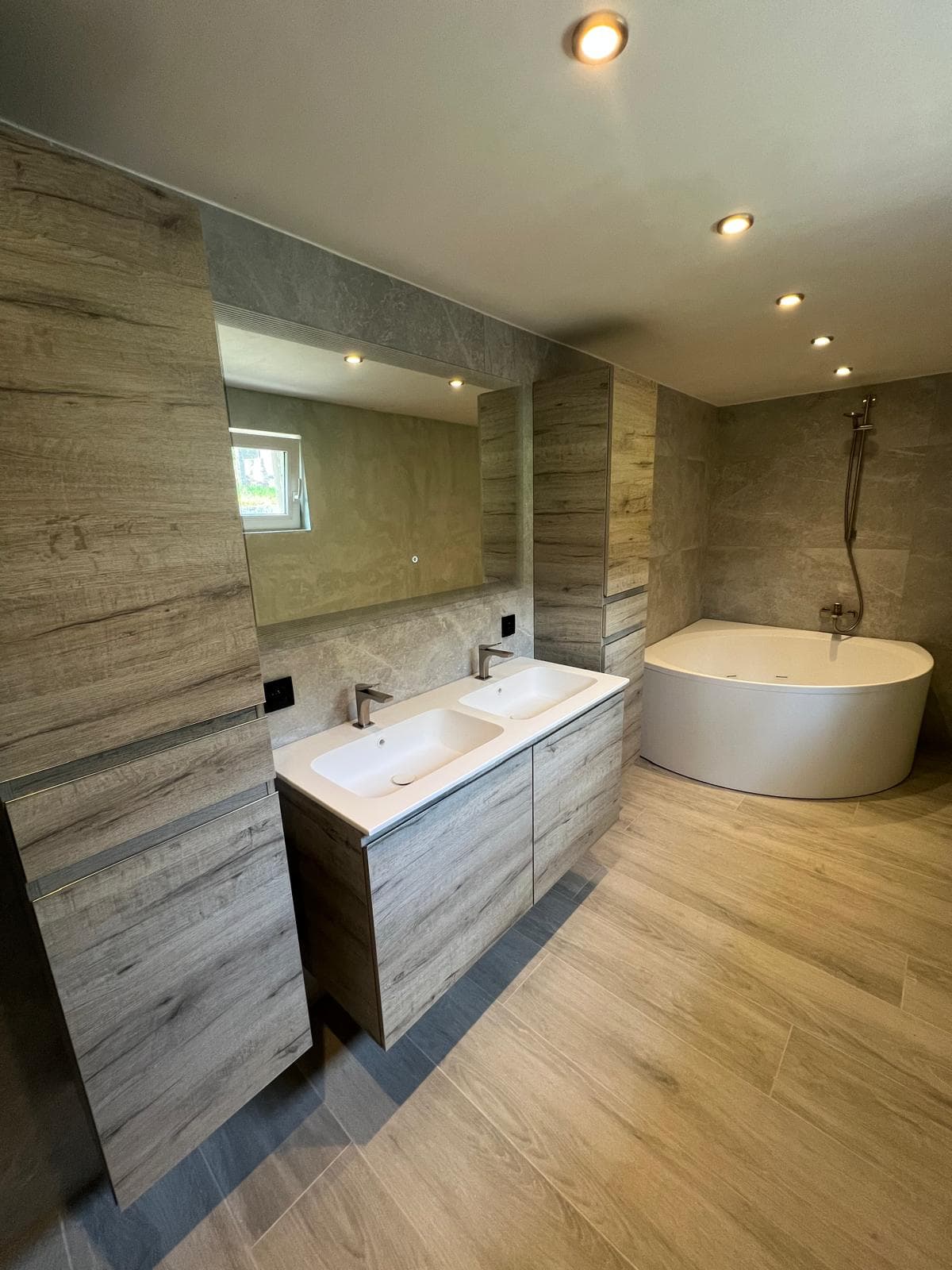 Salle de bain avec double vasque et baignoire aménagée par CALEFACTIO